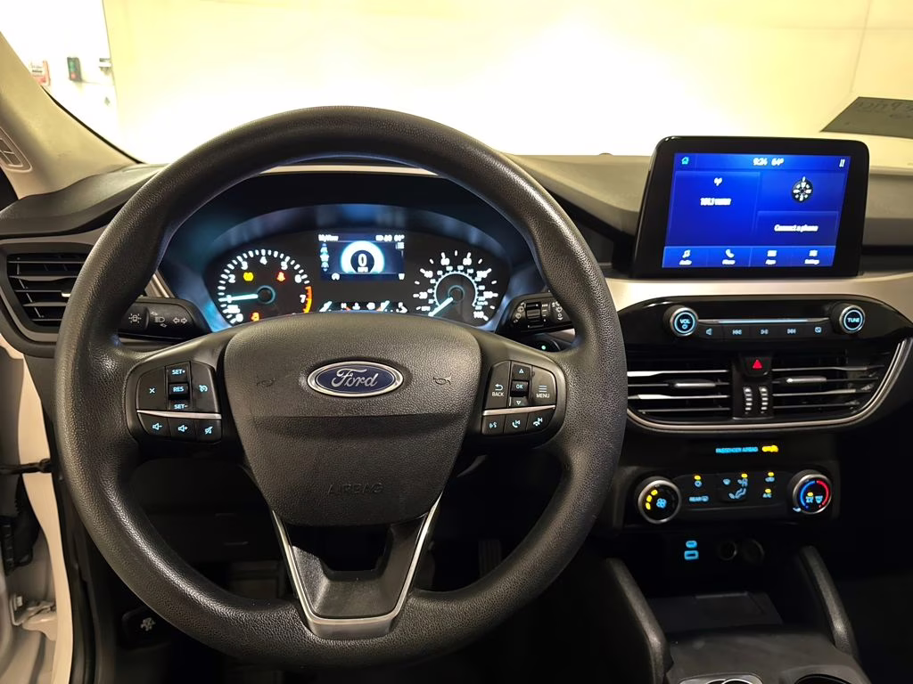 2022 Oxford White Ford Escape SE FWD SUV