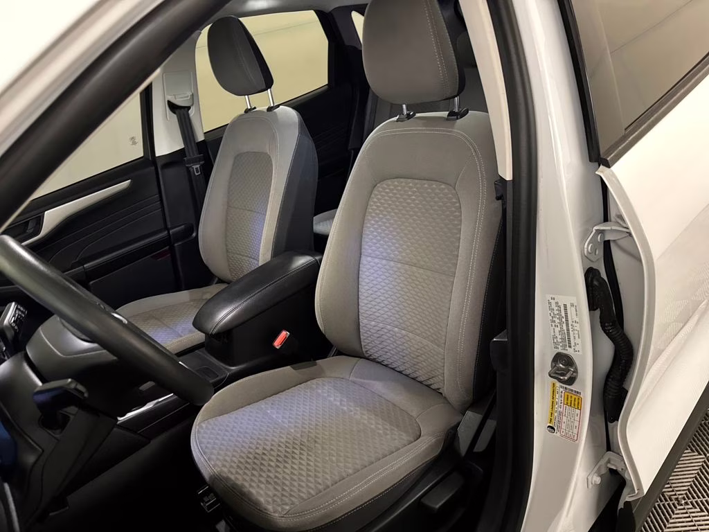 2022 Oxford White Ford Escape SE FWD SUV