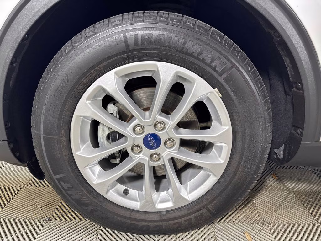 2022 Oxford White Ford Escape SE FWD SUV