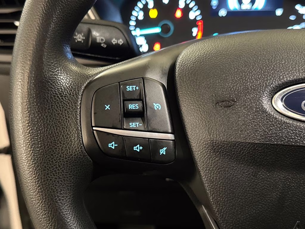 2022 Oxford White Ford Escape SE FWD SUV