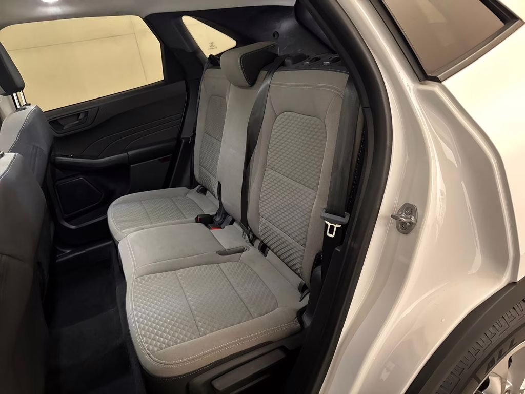 2022 Oxford White Ford Escape SE FWD SUV