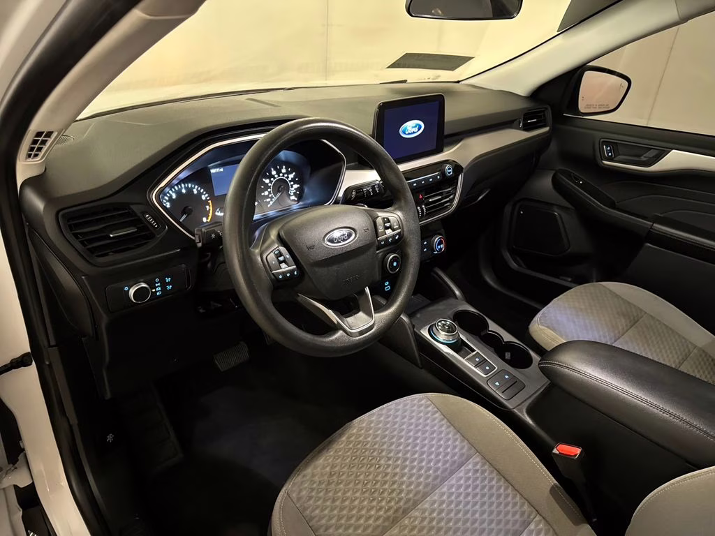 2022 Oxford White Ford Escape SE FWD SUV
