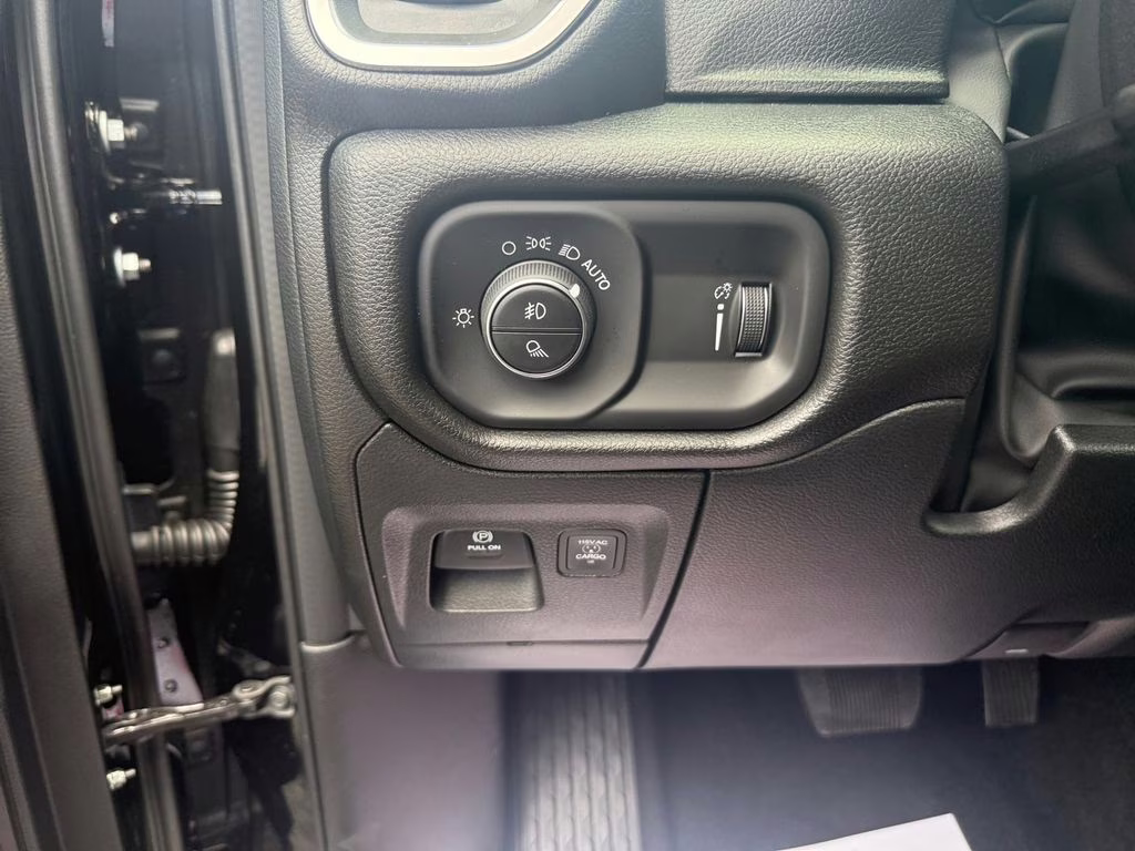 2026 Diamond Black Crystal Pearlcoat Ram 1500 Express 4X4 Truck