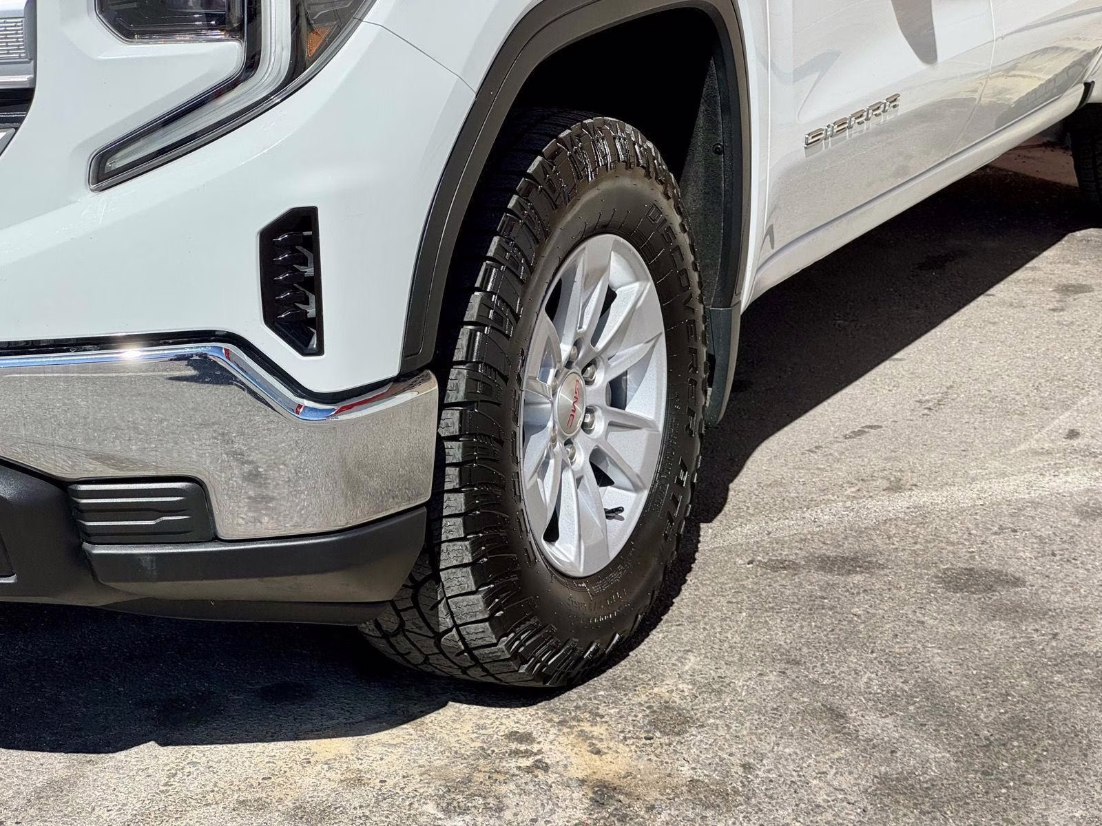 2023 Summit White GMC Sierra 1500 SLE 4X4 Truck