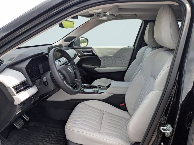 2025 Black Diamond/Alloy Silver Roof Mitsubishi Outlander Platinum Edition AWD SUV