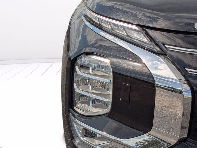 2025 Black Diamond/Alloy Silver Roof Mitsubishi Outlander Platinum Edition AWD SUV
