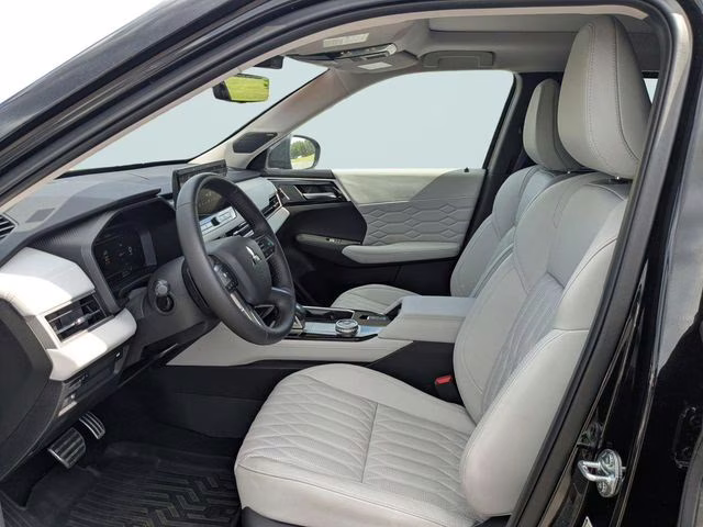 2025 Black Diamond/Alloy Silver Roof Mitsubishi Outlander Platinum Edition AWD SUV