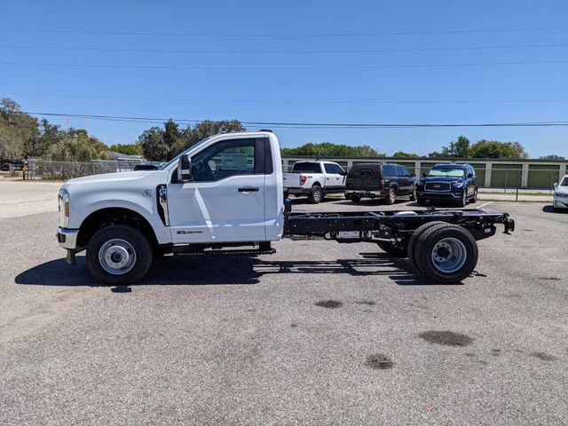 2026 Oxford White Ford Super Duty F-350 DRW XL 4X4 Chassis