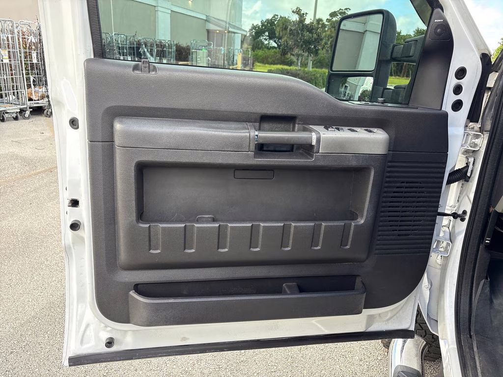 2015 Oxford White Ford Super Duty F-250 SRW Lariat 4X4 Truck