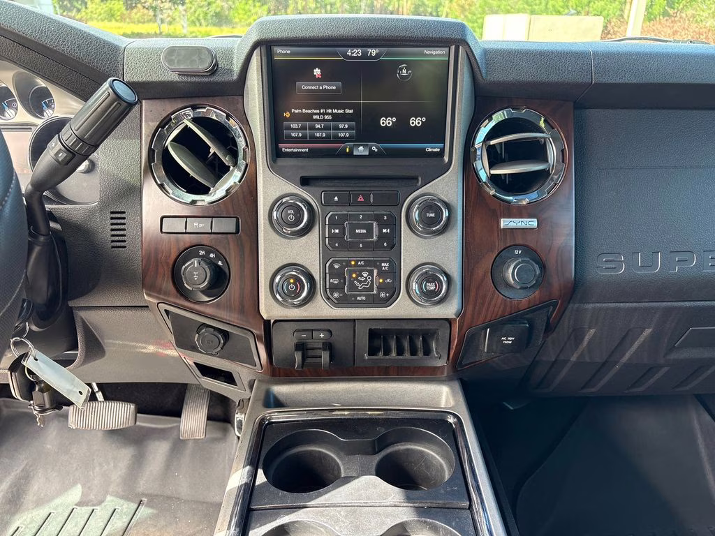 2015 Oxford White Ford Super Duty F-250 SRW Lariat 4X4 Truck