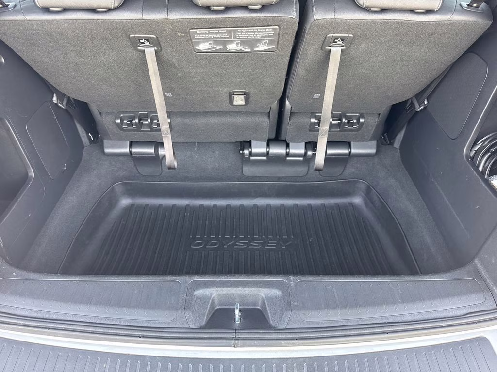 2024 Platinum White Pearl Honda Odyssey Touring FWD Van