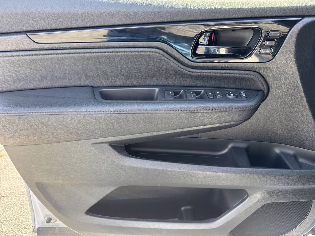 2024 Platinum White Pearl Honda Odyssey Touring FWD Van