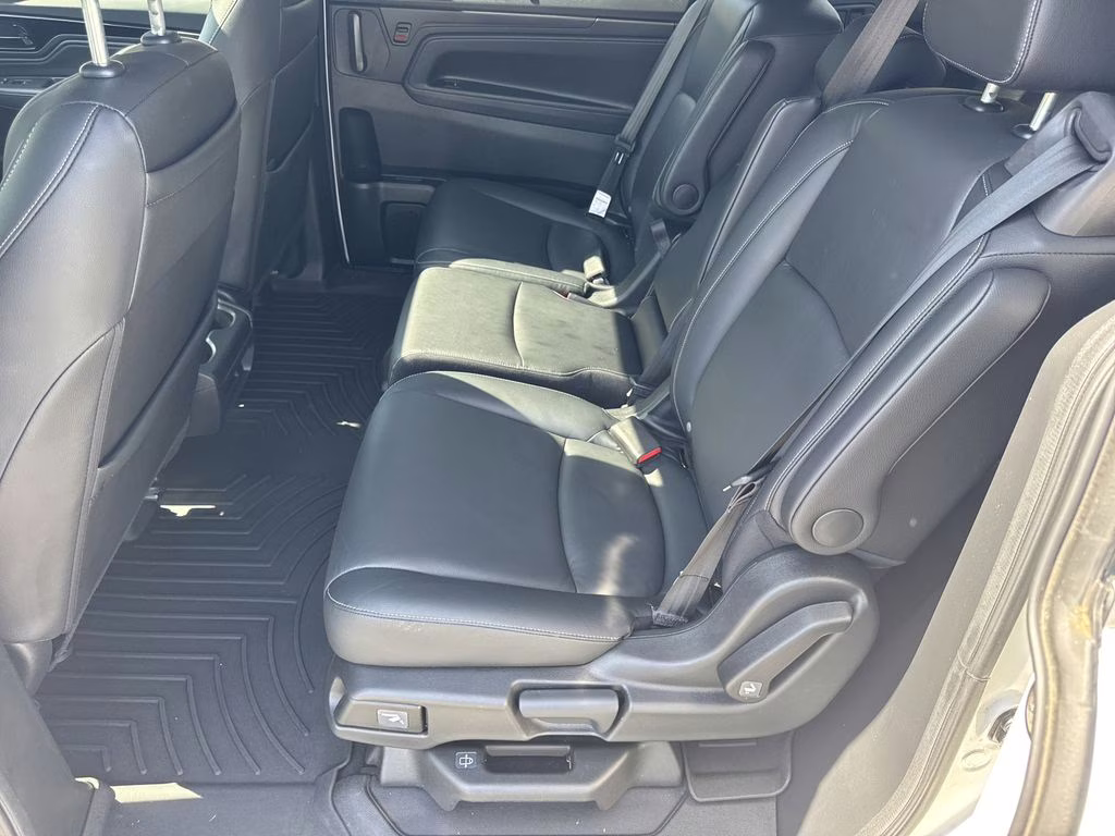 2024 Platinum White Pearl Honda Odyssey Touring FWD Van