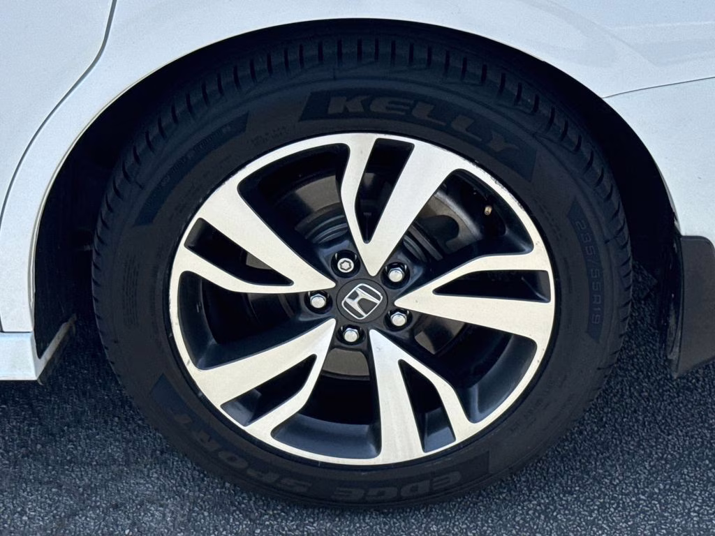 2024 Platinum White Pearl Honda Odyssey Touring FWD Van