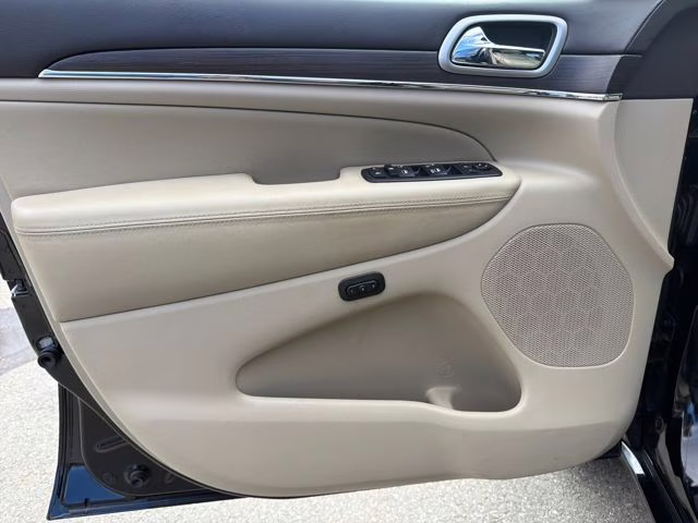 2018 Diamond Black Crystal Pearlcoat Jeep Grand Cherokee Overland 4X4 SUV