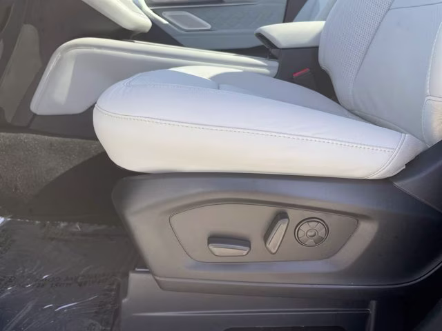 2026 Space White Metallic Ford Explorer Platinum 4X4 SUV