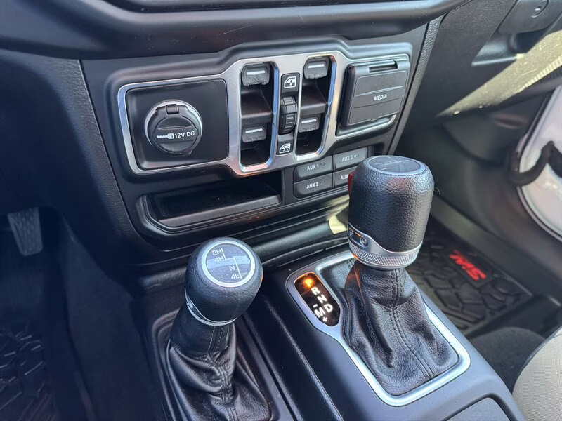 2020 Bright White Clear Coat Jeep Gladiator Sport S 4X4 Truck