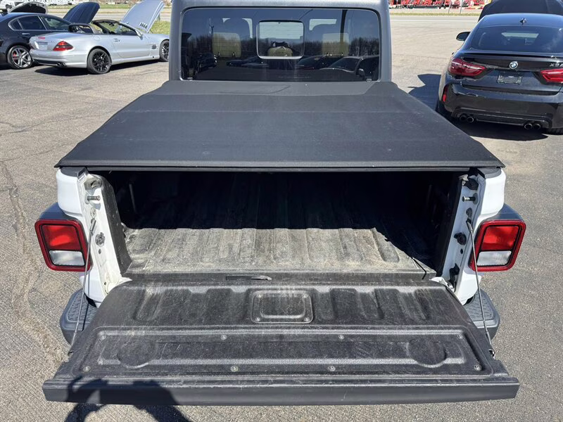 2020 Bright White Clear Coat Jeep Gladiator Sport S 4X4 Truck