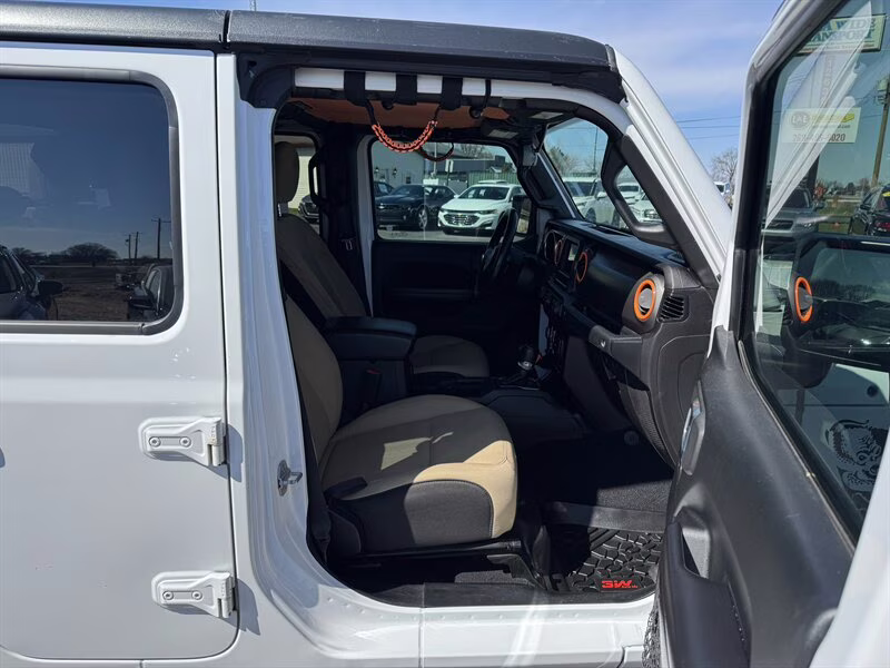2020 Bright White Clear Coat Jeep Gladiator Sport S 4X4 Truck