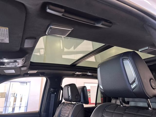 2022 Crystal White Tricoat Cadillac Escalade ESV Sport Platinum 4X4 SUV