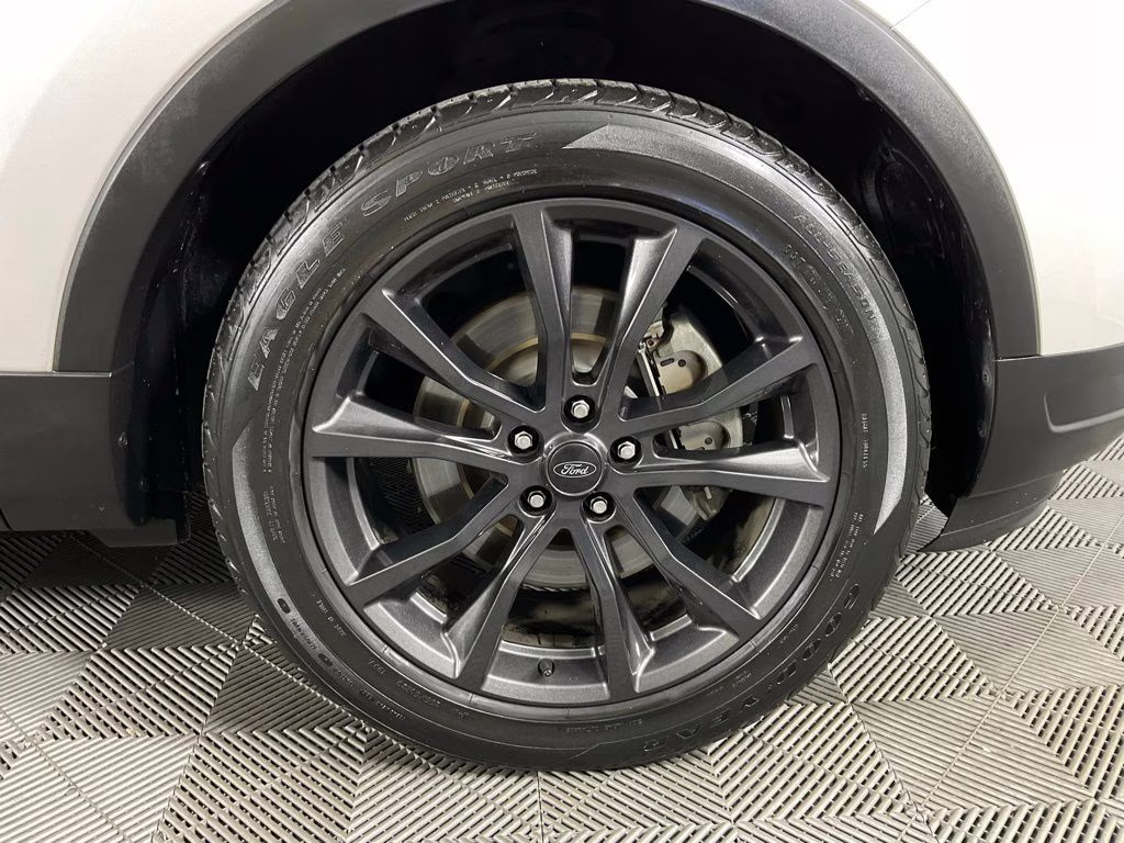 2018 White Platinum Clearcoat Metallic Ford Explorer XLT FWD SUV