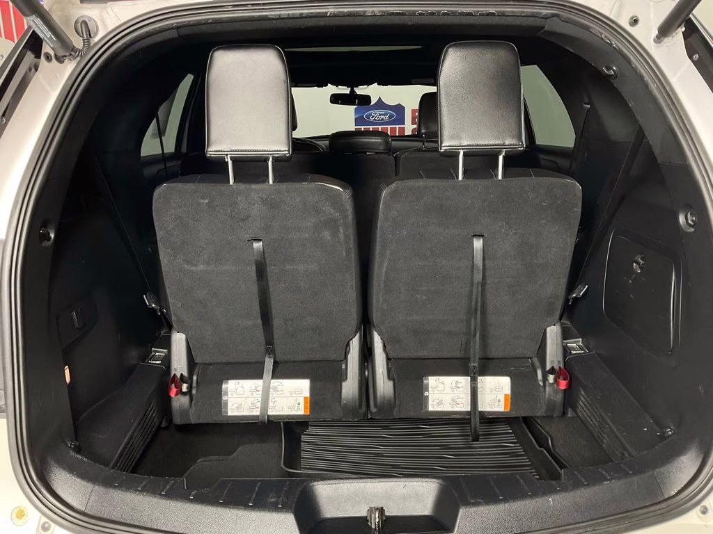 2018 White Platinum Clearcoat Metallic Ford Explorer XLT FWD SUV