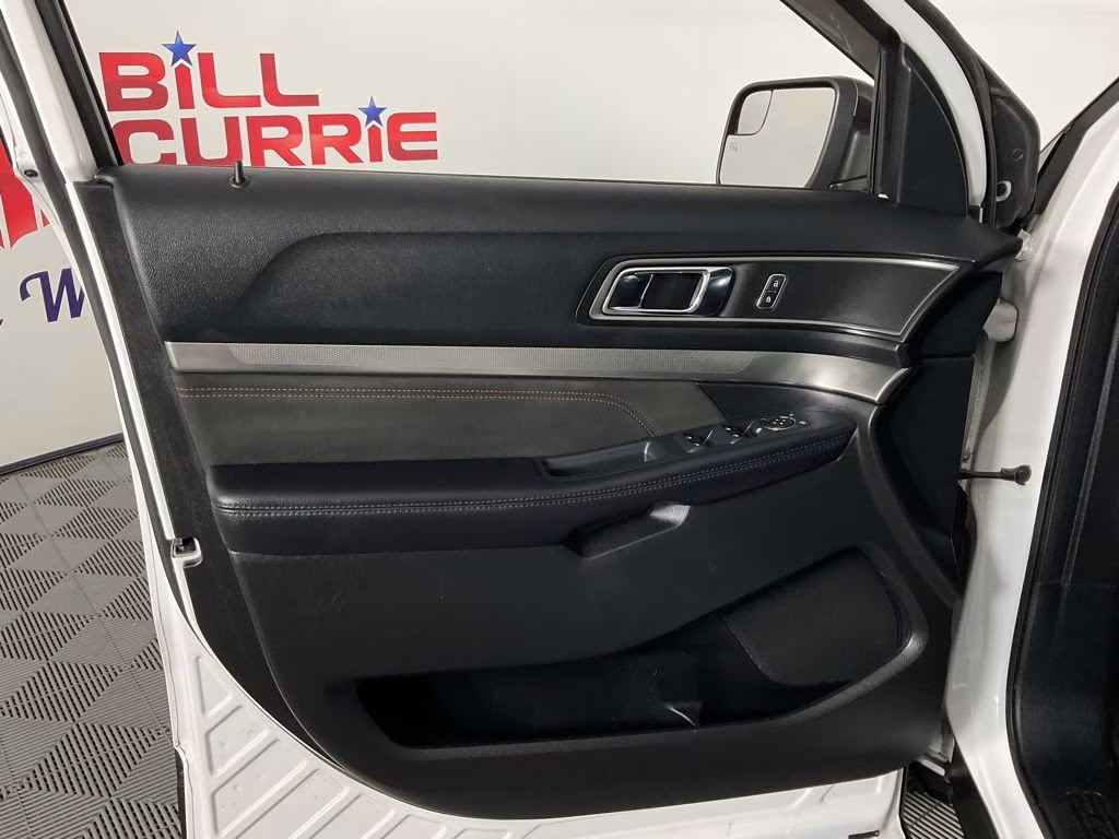 2018 White Platinum Clearcoat Metallic Ford Explorer XLT FWD SUV