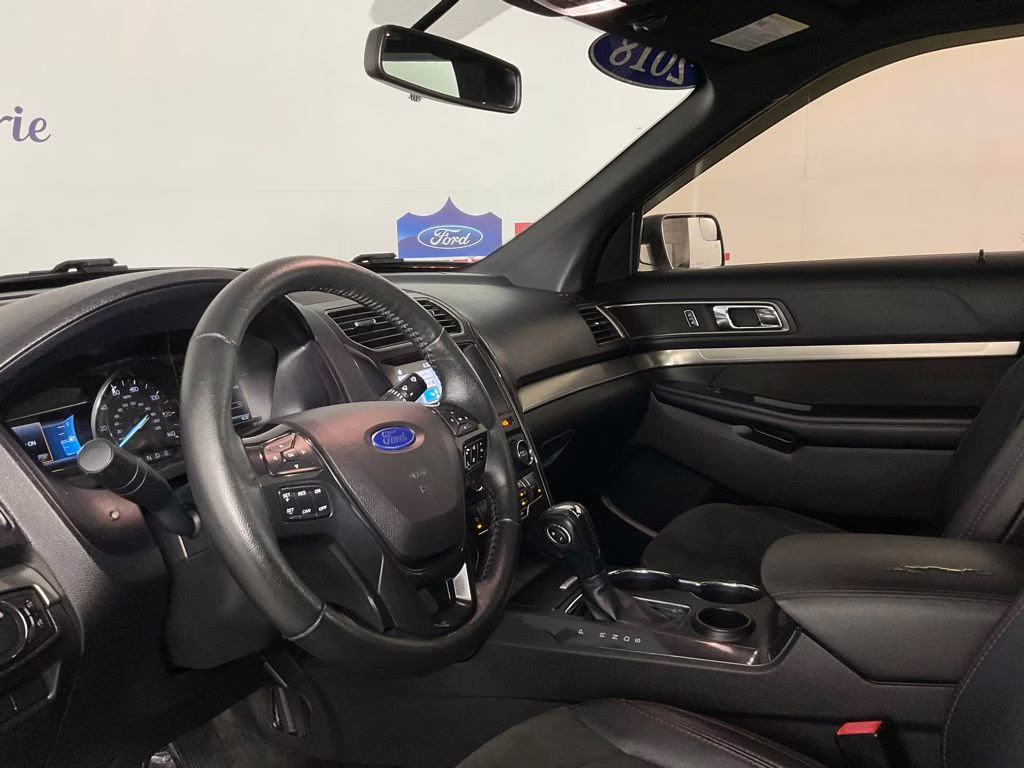 2018 White Platinum Clearcoat Metallic Ford Explorer XLT FWD SUV