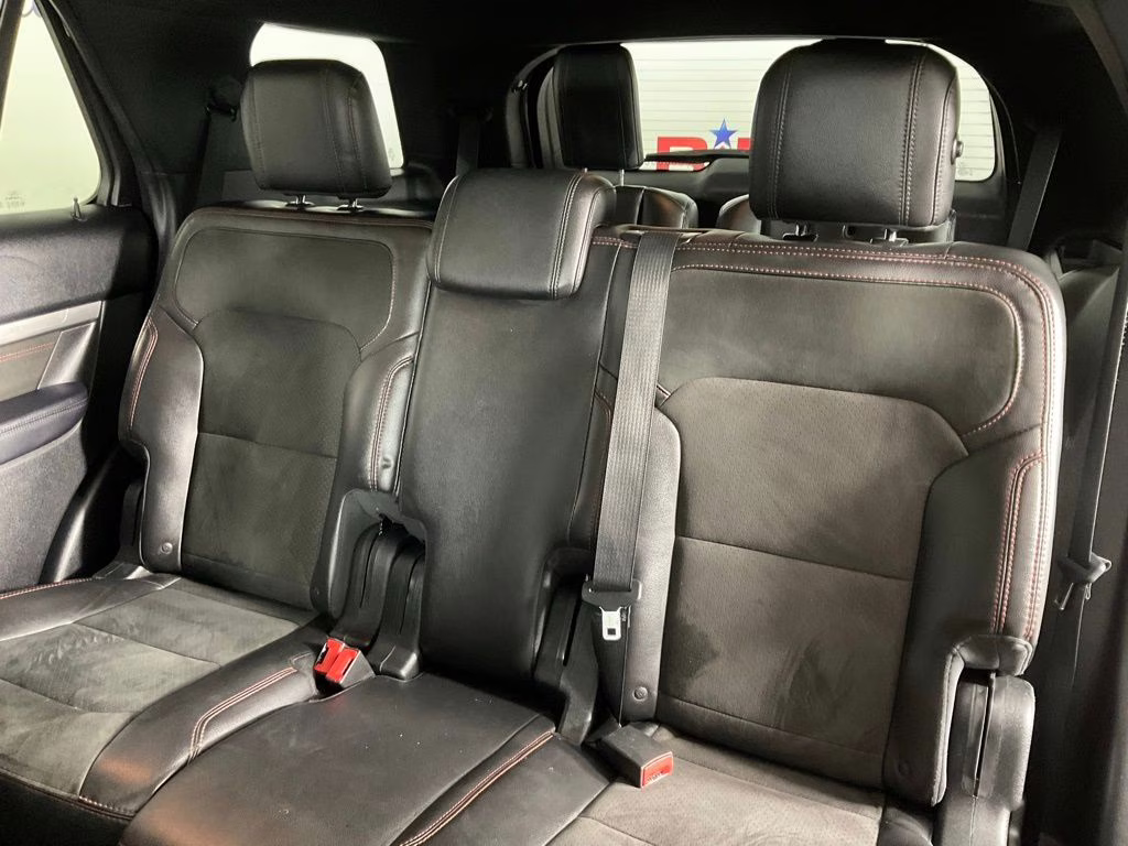 2018 White Platinum Clearcoat Metallic Ford Explorer XLT FWD SUV