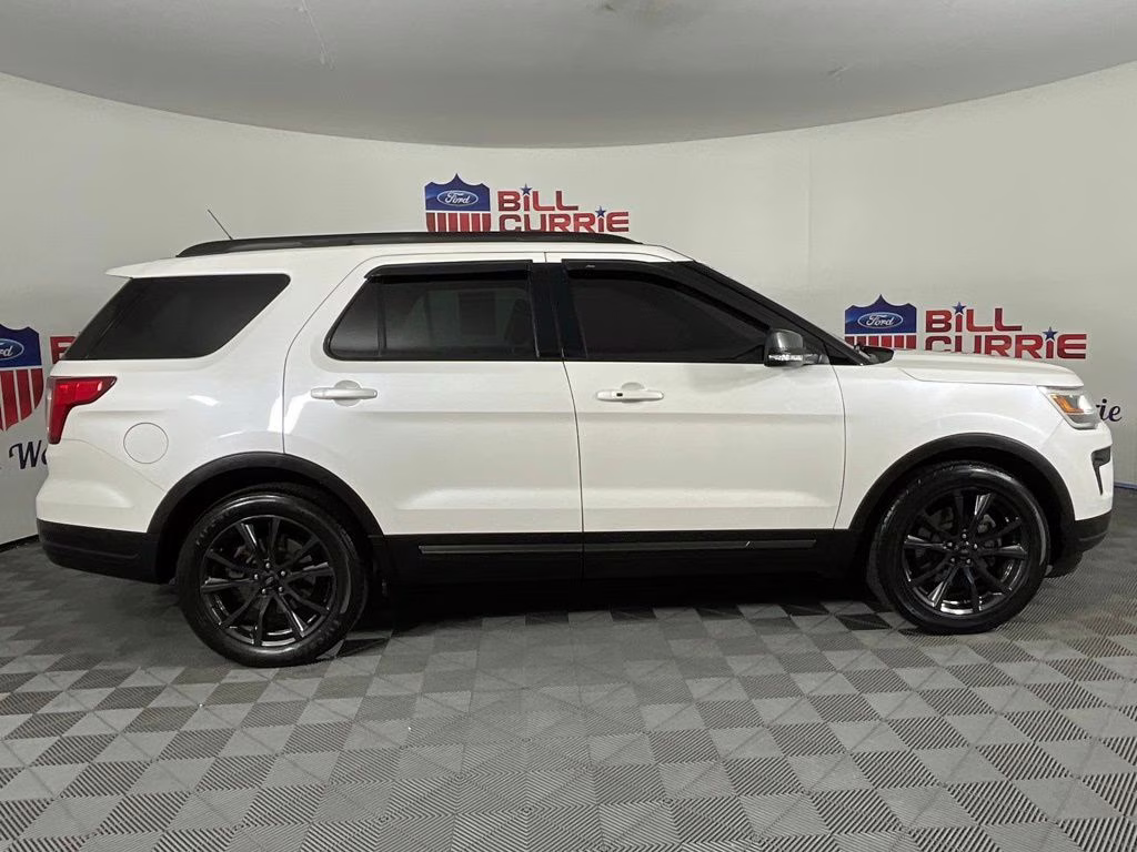 2018 White Platinum Clearcoat Metallic Ford Explorer XLT FWD SUV