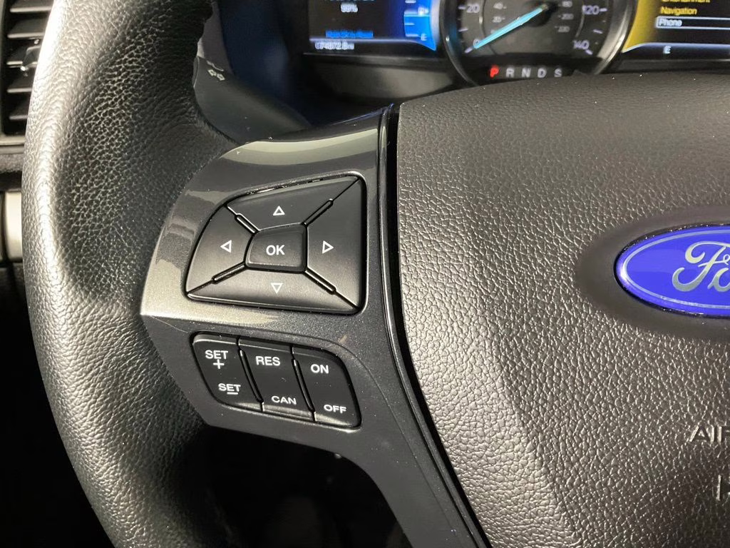 2018 White Platinum Clearcoat Metallic Ford Explorer XLT FWD SUV