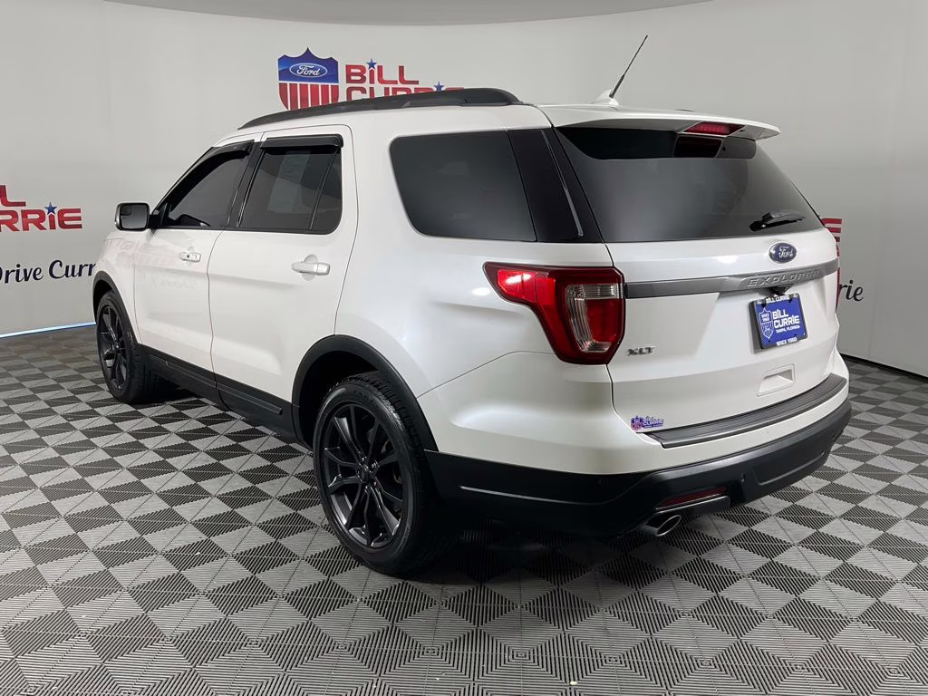 2018 White Platinum Clearcoat Metallic Ford Explorer XLT FWD SUV
