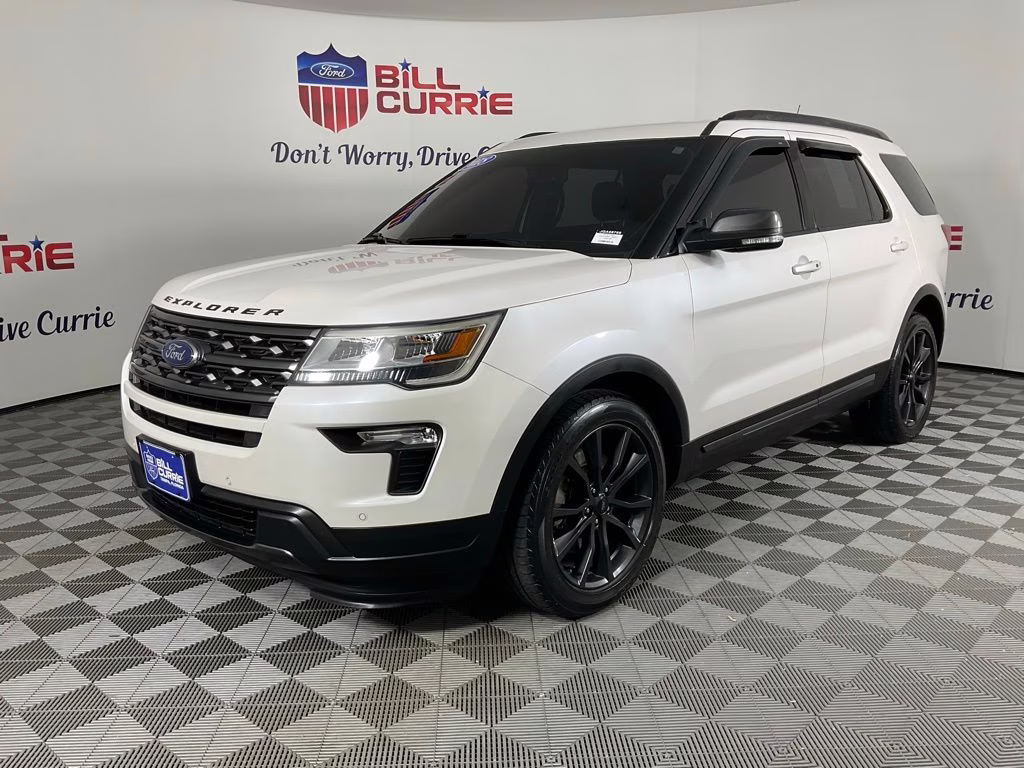 2018 White Platinum Clearcoat Metallic Ford Explorer XLT FWD SUV