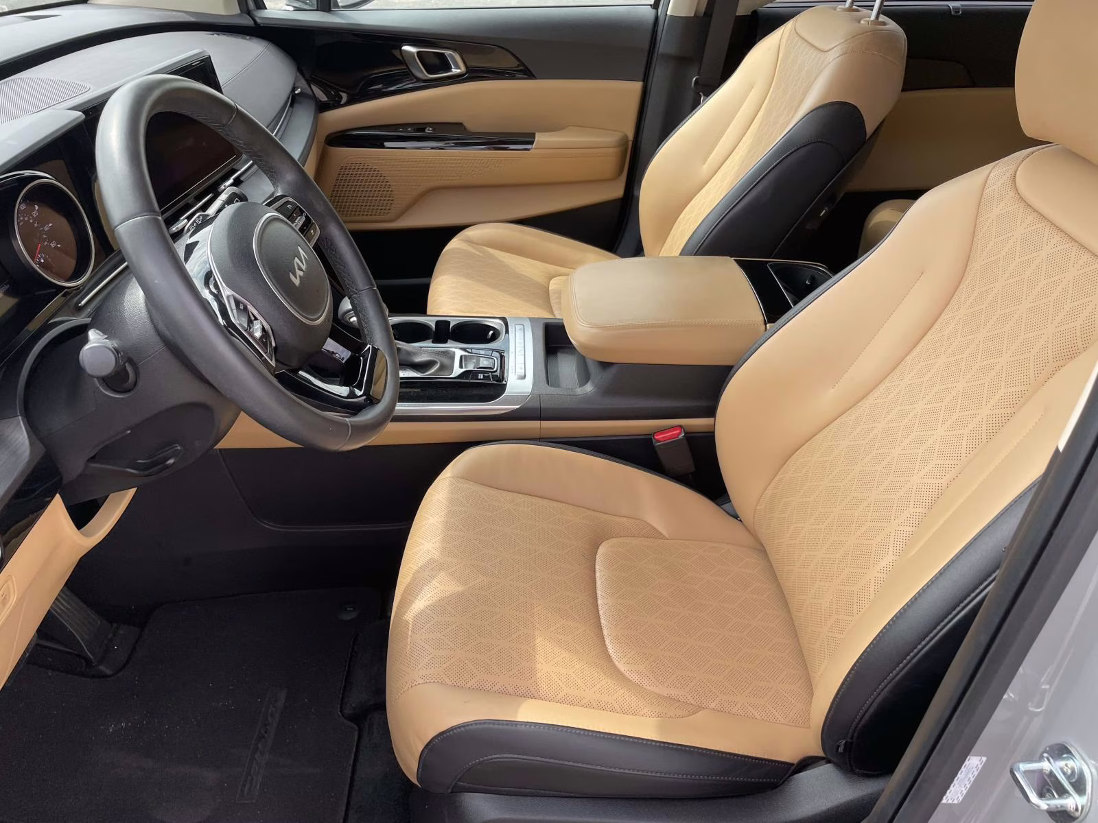 2024 Ceramic Silver Kia Carnival EX FWD Van