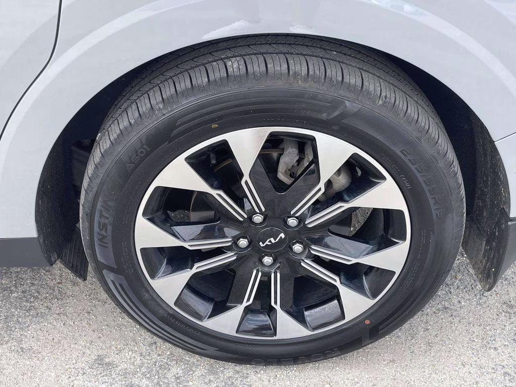 2024 Ceramic Silver Kia Carnival EX FWD Van