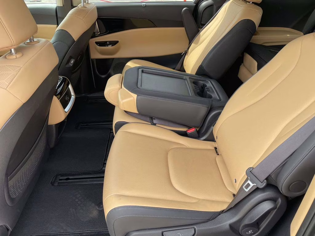 2024 Ceramic Silver Kia Carnival EX FWD Van