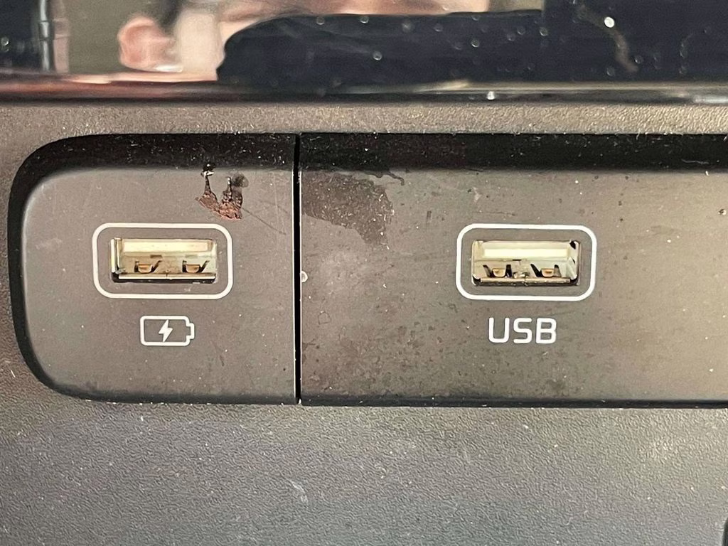 2024 Ceramic Silver Kia Carnival EX FWD Van