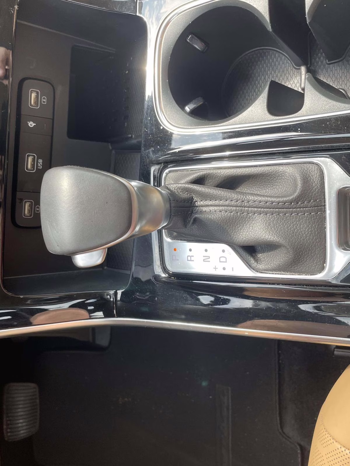 2024 Ceramic Silver Kia Carnival EX FWD Van