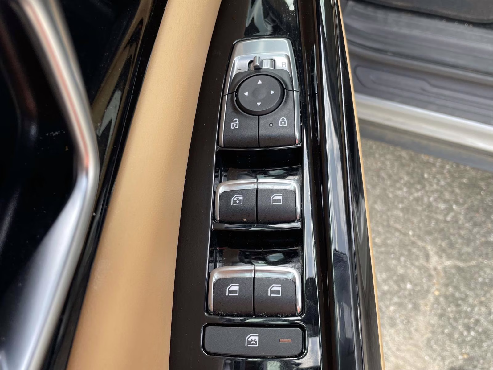 2024 Ceramic Silver Kia Carnival EX FWD Van