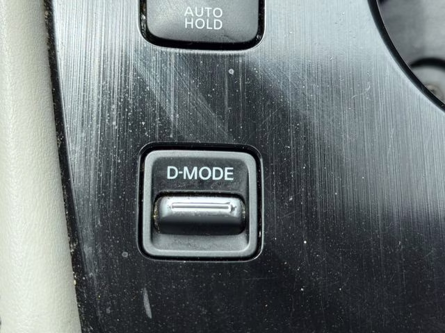 2023 Pearl White Tricoat Nissan Rogue SL FWD SUV