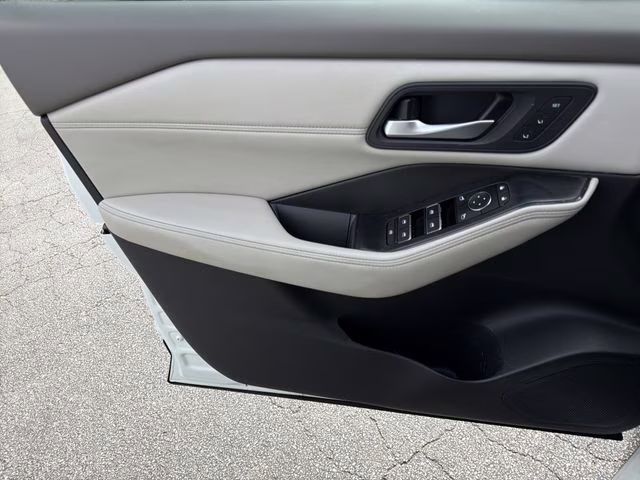 2023 Pearl White Tricoat Nissan Rogue SL FWD SUV