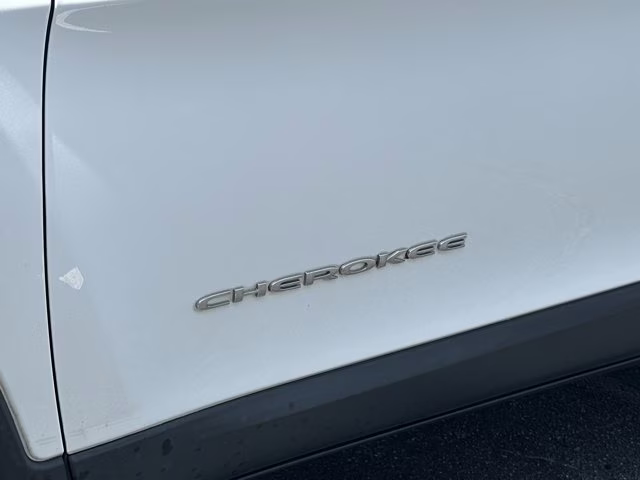 2019 Bright White Clearcoat Jeep Cherokee Latitude 4X4 SUV