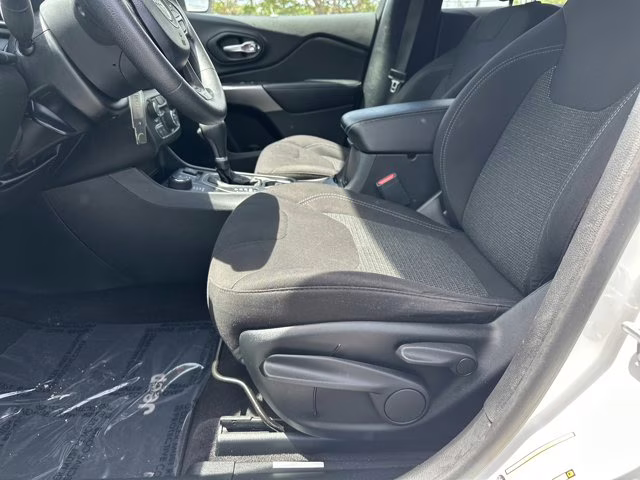 2019 Bright White Clearcoat Jeep Cherokee Latitude 4X4 SUV