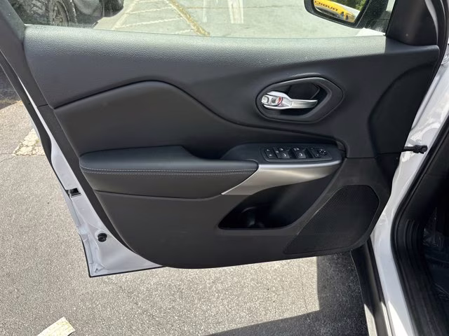 2019 Bright White Clearcoat Jeep Cherokee Latitude 4X4 SUV