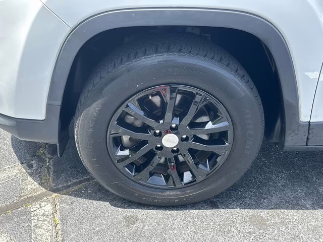 2019 Bright White Clearcoat Jeep Cherokee Latitude 4X4 SUV