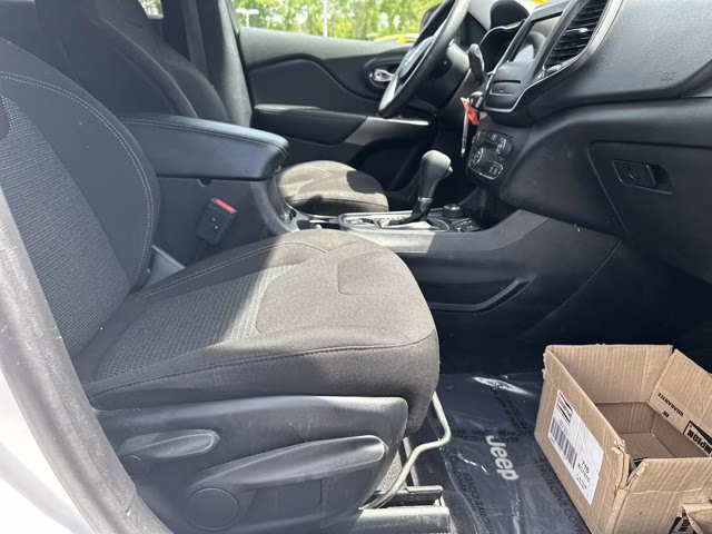 2019 Bright White Clearcoat Jeep Cherokee Latitude 4X4 SUV