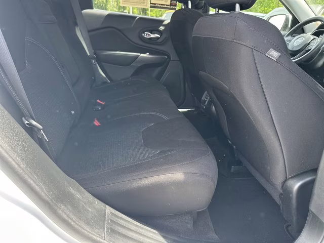 2019 Bright White Clearcoat Jeep Cherokee Latitude 4X4 SUV