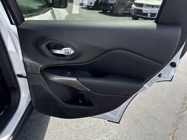 2019 Bright White Clearcoat Jeep Cherokee Latitude 4X4 SUV