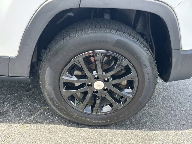 2019 Bright White Clearcoat Jeep Cherokee Latitude 4X4 SUV