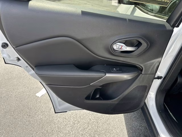 2019 Bright White Clearcoat Jeep Cherokee Latitude 4X4 SUV